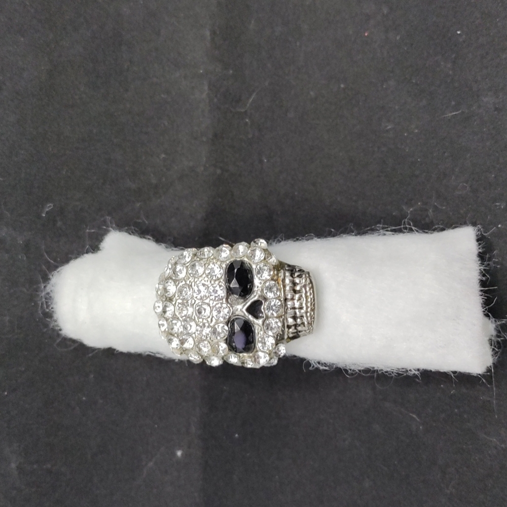 Skull ring